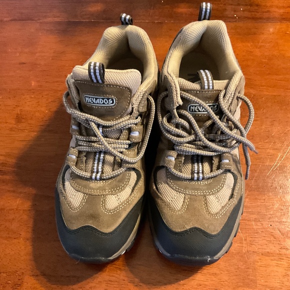 Nevados woman’s 8.5 hikers, never worn - Picture 1 of 6